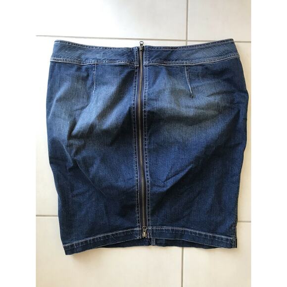 Torrid Distressed Exposed Zip Stretch Denim Skirt - Picture 6 of 9